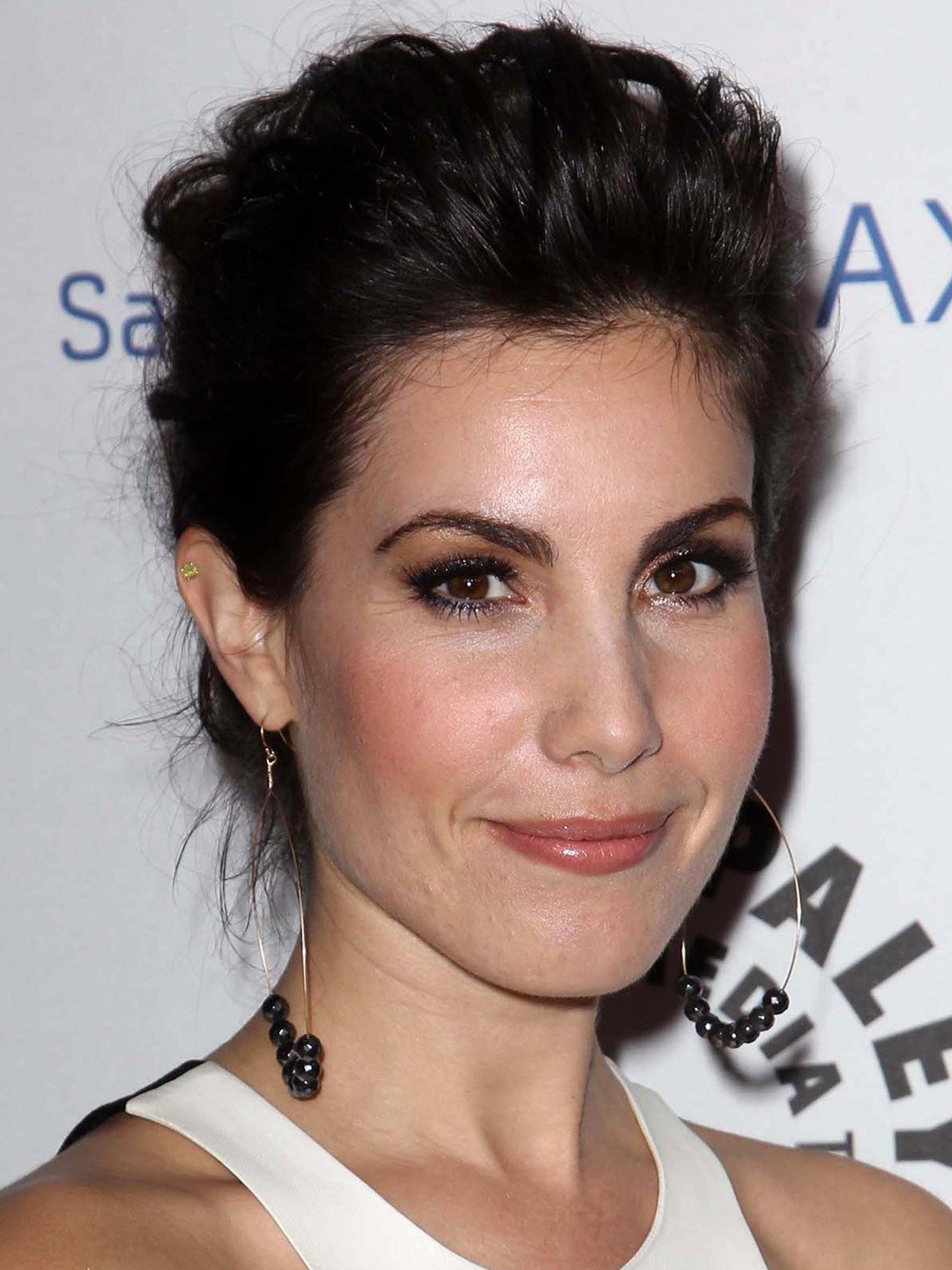 How tall is Carly Pope?